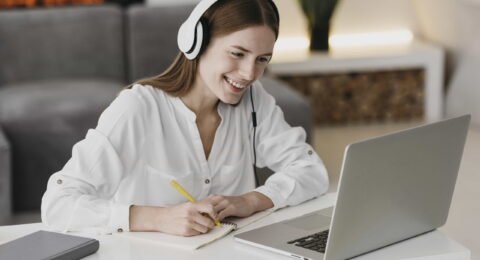 teacher-talking-with-her-students-online